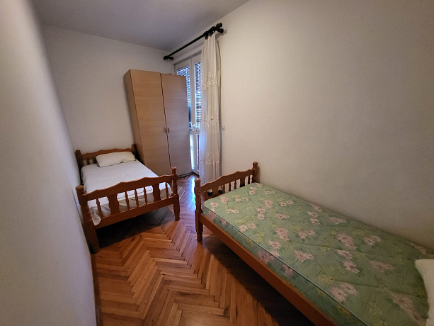 Квартира с двумя спальными комнатами в Будве